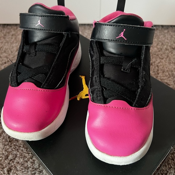 girls jordan max aura